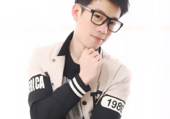 小奶猫肖允OvO正在直播《#逗比# #唱歌跳舞#